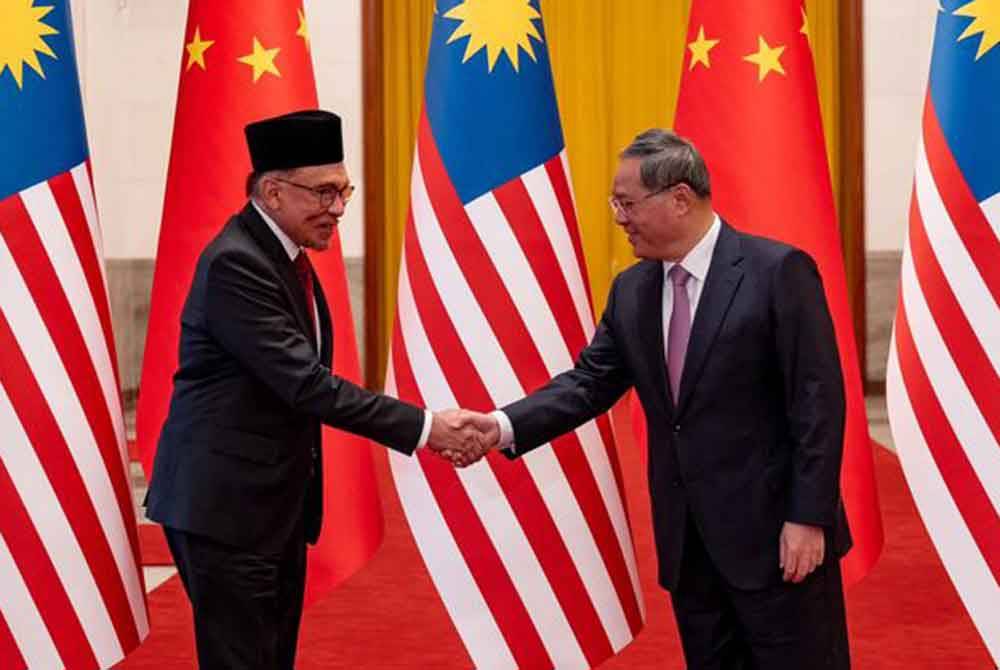 Anwar (kiri) ketika menerima lawatan rasmi Perdana Menteri China, Li Qiang ke Malaysia.