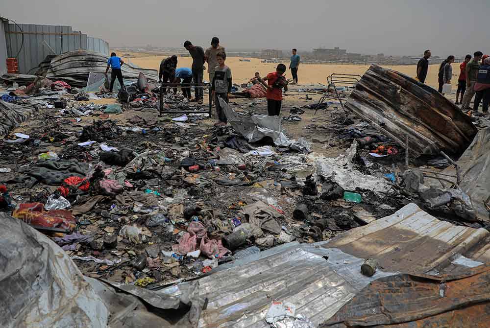 Penduduk Palestin melihat kemusnahan kediaman mereka akibat dibom Zionis Israel. Foto Xinhua