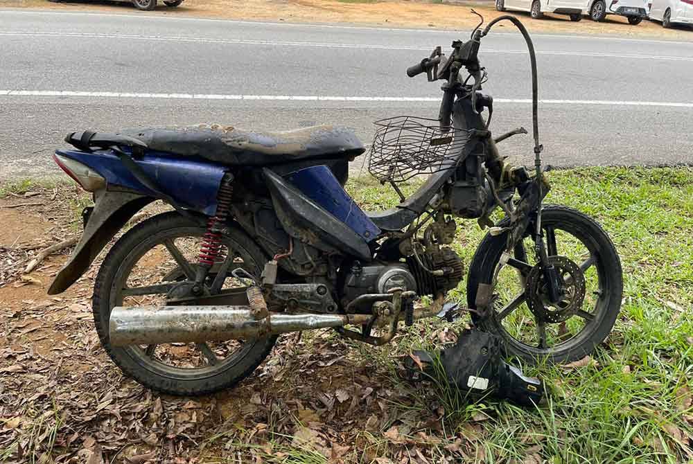 Keadaan motosikal dinaiki mangsa dan anaknya selepas dirempuh sebuah kereta ketika ingin menyeberangi jalan di KM 54, Kampung Chalok Kedai, Setiu.