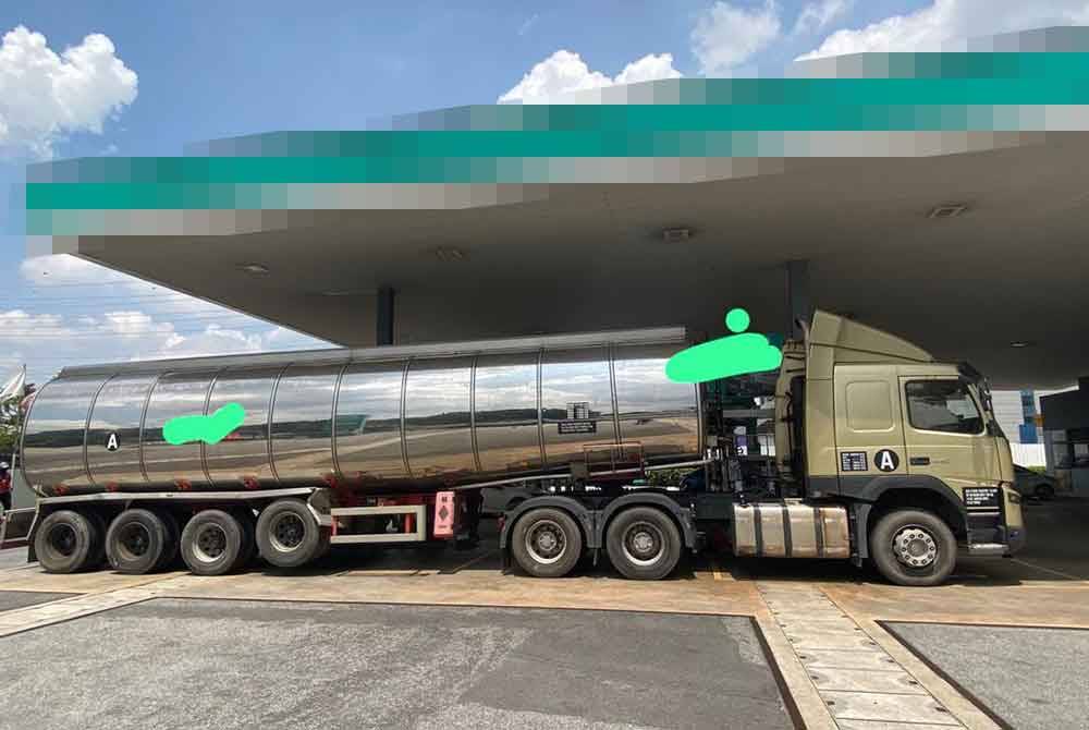 Sebuah lori turut ditahan dipercayai diubah suai untuk diisikan dengan minyak diesel menerusi serbuan yang dijalankan di sebuah stesen minyak di sini, pada Rabu.