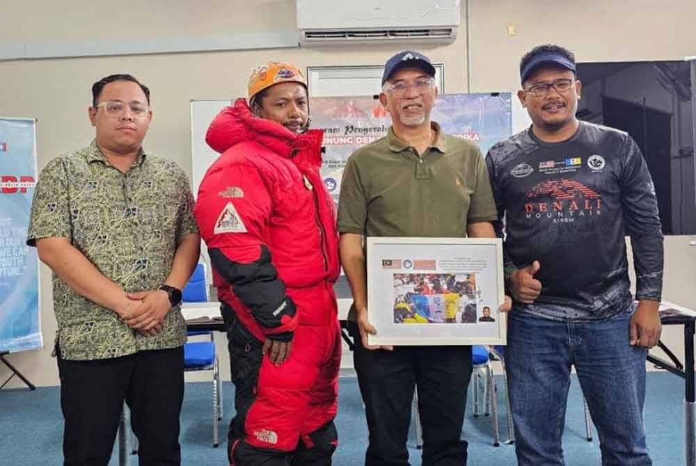 Muhammad Illaham (kanan) ketika program Penyerahan Bendera Ekspedisi Gunung Denali, Alaska. Foto Facebook Kelab Jelajah Alpine