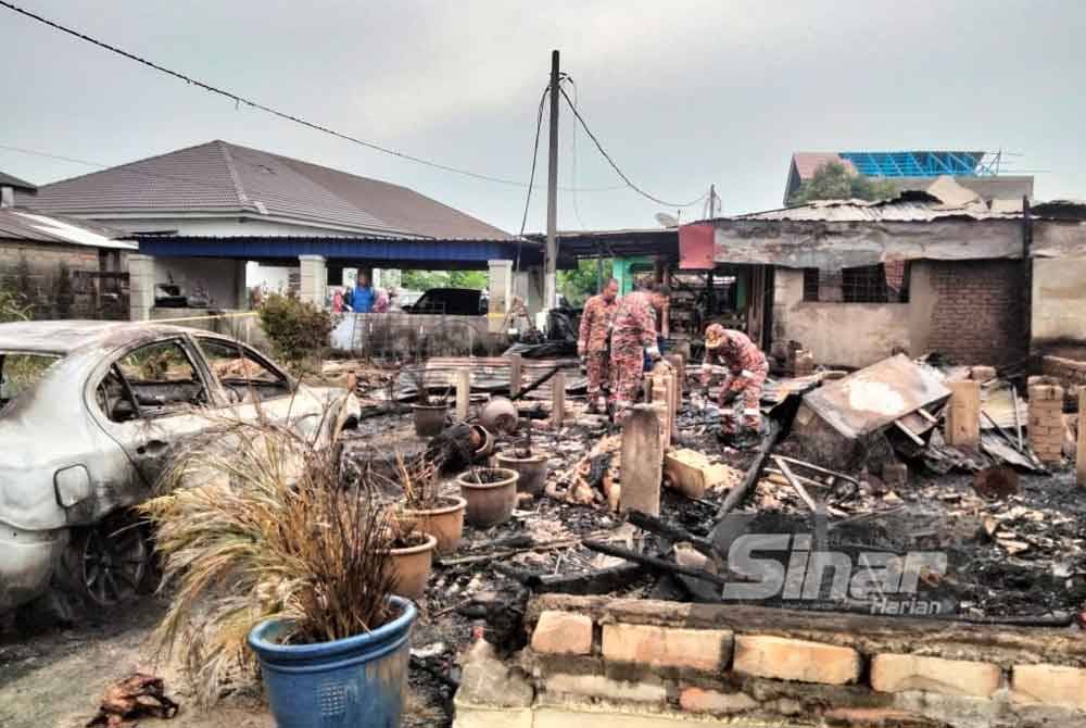 Lokasi kebakaran yang memusnahkan lima buah rumah di Kampung Lundang awal pagi Jumaat.