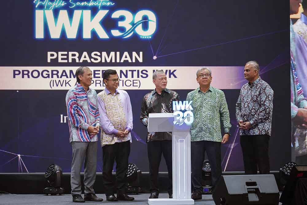 Fadillah (tengah) melakukan gimik perasmian Perantis IWK di Majlis Sambutan Ulang Tahun ke-30 IWK di IWK Eco Park, Kuala Lumpur pada Khamis.