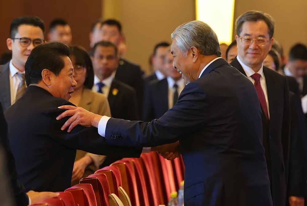 Ahmad Zahid (dua dari kanan) diiringi oleh Timbalan Perdana Menteri China, Ding Xuexiang (kanan) pada Majlis Sambutan Ulang Tahun ke-50 Hubungan Diplomatik Malaysia-China di Rumah Tamu Negara Diaoyutai pada Jumaat. Foto Bernama