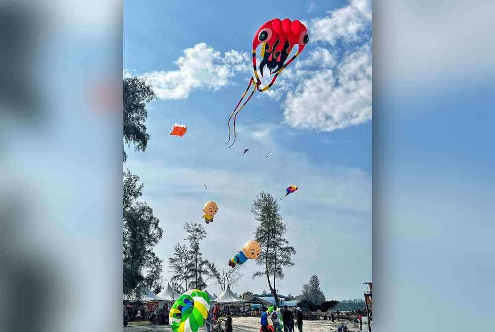 Sebahagian layang-layang yang diterbangkan di langit Pantai Balok.