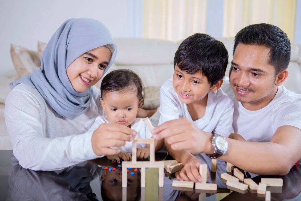 RASULULLAH SAW menyuruh kita untuk memanjakan, mengasihi dan menyayangi anak-anak dengan kasih sayang serta adil terhadap semua anak pada tahap pertama iaitu usia antara selepas kelahiran sehingga enam tahun. Foto CANVA