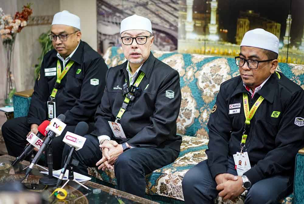 Syed Saleh (tengah) dalam sidang media harian di Ibu Pejabat TH Makkah, hari ini.