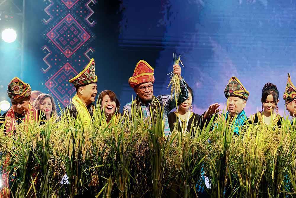 Anwar (tengah) pada Majlis Penutup Sambutan Pesta Kaamatan Peringkat Negeri Sabah di Dewan Hongkod Koisaan, Persatuan Kebudayaan Kadazandusun (KDCA) di sini, hari ini. Foto Bernama