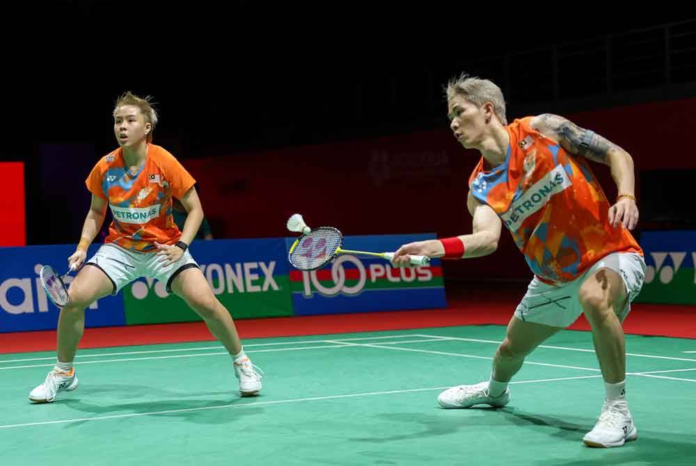 Tang Jie (kanan) dan Ee Wei kalah straight set kepada pasangan Korea Selatan dalam aksi suku akhir Terbuka Singapura pada Jumaat. Foto Agensi