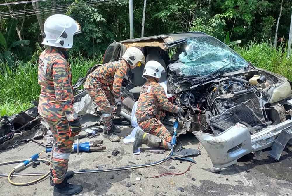 Pasukan bomba melakukan operasi mengeluarkan mangsa yang terlibat dalam kemalangan di Batu 8 Kampung Sapong, Jalan Tenom Kemabong, Tenom.