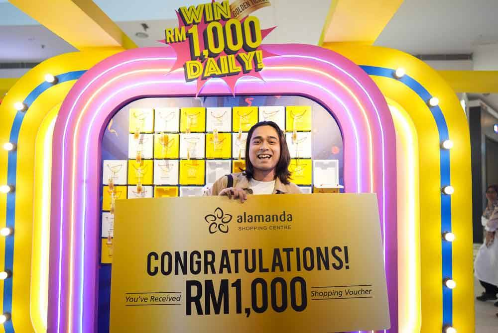 Pemenang ‘Golden Ticket’ bernilai RM1,000 dalam bentuk baucar membeli-belah Alamanda.