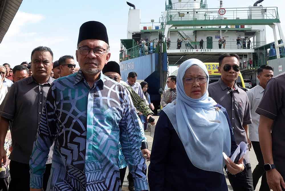 Anwar diiringi Menteri di Jabatan Perdana Menteri (Wilayah Persekutuan) Dr Zaliha Mustafa ketika mengadakan lawatan ke Terminal Feri RORO Labuan hari ini. Foto Bernama