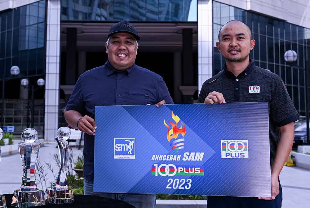 Hazreen (kiri) dan Norazrin bersama trofi sempena Anugerah SAM–100PLUS 2023 di Hotel Seri Pacific, Kuala Lumpur pada 6 Jun.