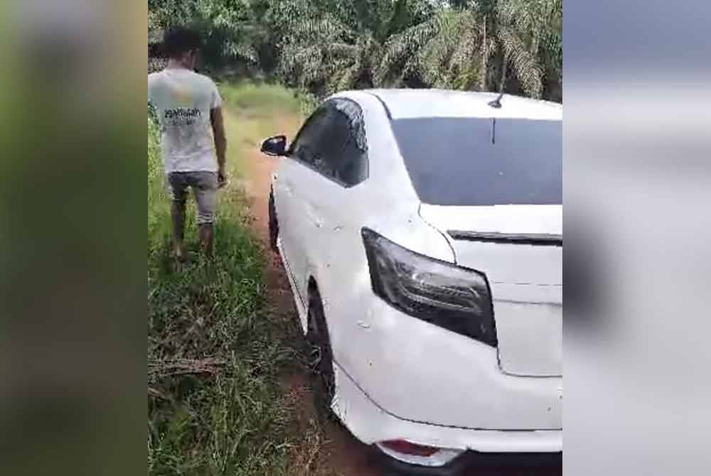 Mayat seorang lelaki ditemui di dalam sebuah kereta di hadapan reban ayam di Kampung Baru, Kayu Ara Pasong, Pontian pada Jumaat. Foto tular