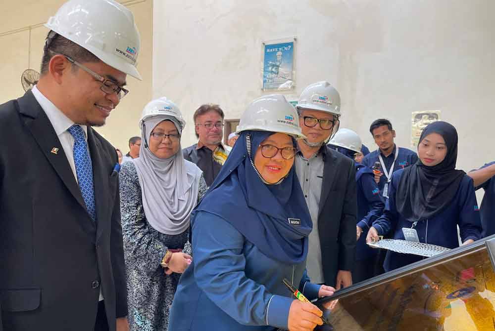 Mashitah menandatangani plak perasmian ZABSI Training Academy Sdn Bhd di Kolej Universiti TATI (UC TATI) di Kemaman pada Khamis.