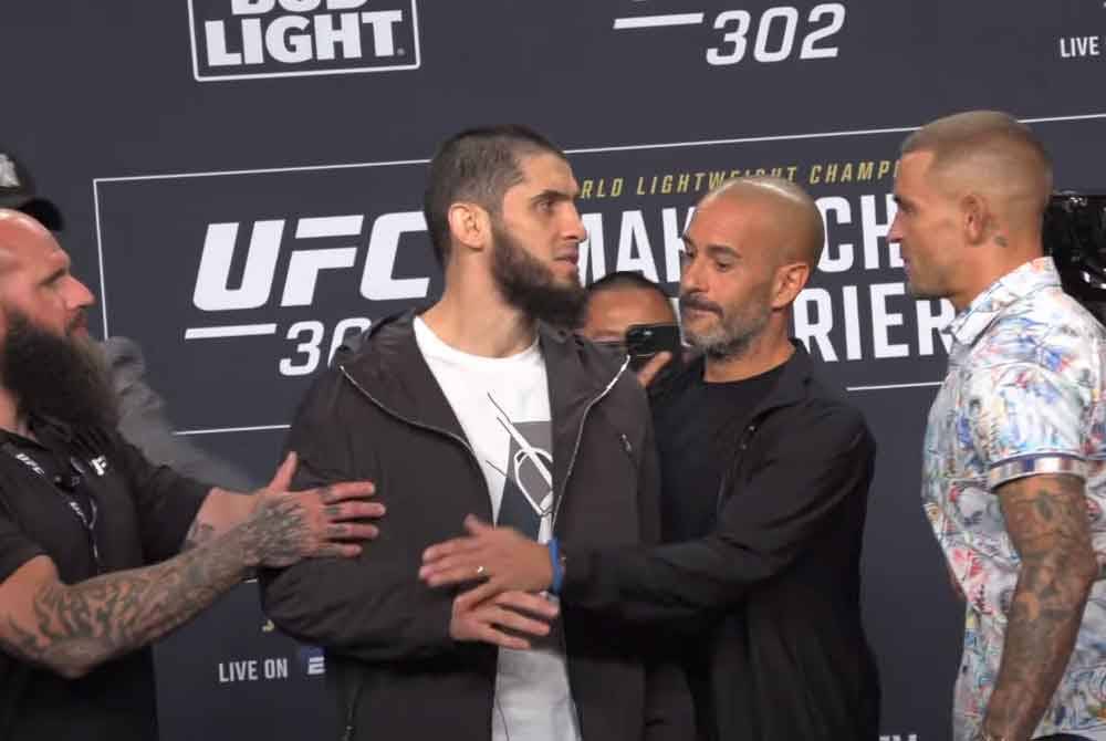 Pengulas UFC, Jon Anik (tengah) terpaksa menenangkan Islam yang berang selepas Poirier menggunakan kata-kata kesat ketika berhadapannya di atas pentas pada sidang media UFC 302 di Newark, New Jersey. Foto: Agensi