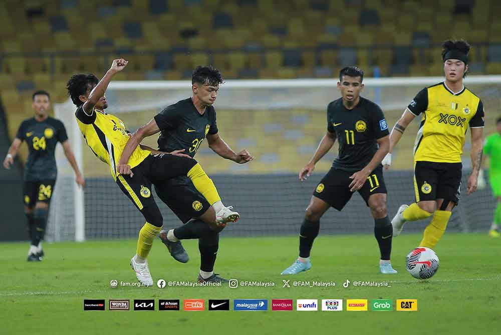 Aksi Harimau Malaya menentang Perak FC dalam perlawanan tertutup di Stadium Nasional Bukit Jalil pada Jumaat. Foto FB FAM