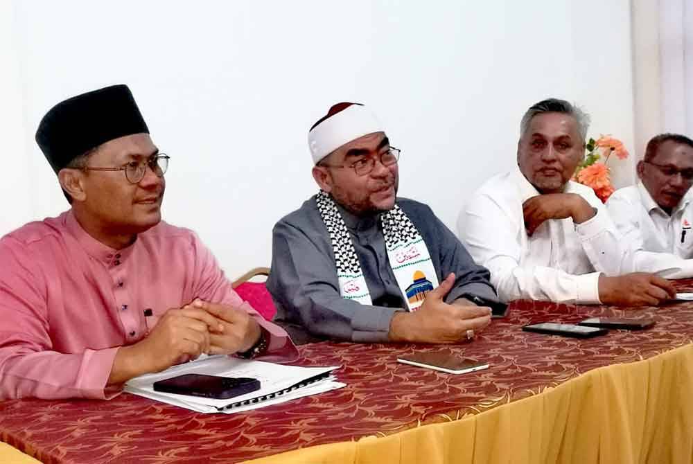 Mujahid (dua dari kiri) dan Mohd Asmirul (kiri) pada sidang akhbar di Wima Amanah.