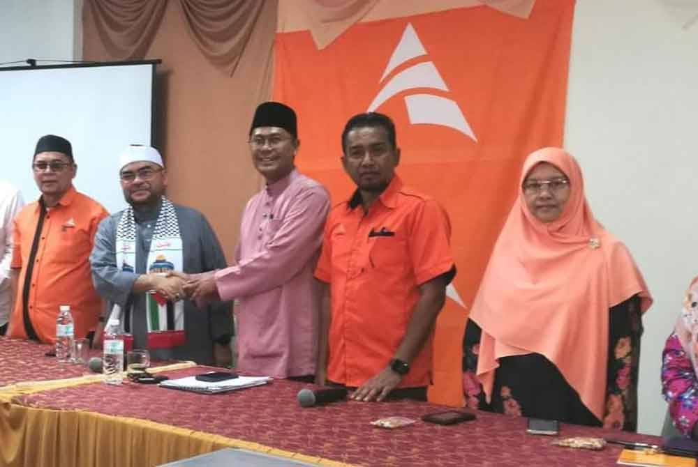 Mujahid (dua dari kiri) dan Mohd Asmirul (tiga dari kanan) bersama sebahagian kepimpinan Amanah Kedah.