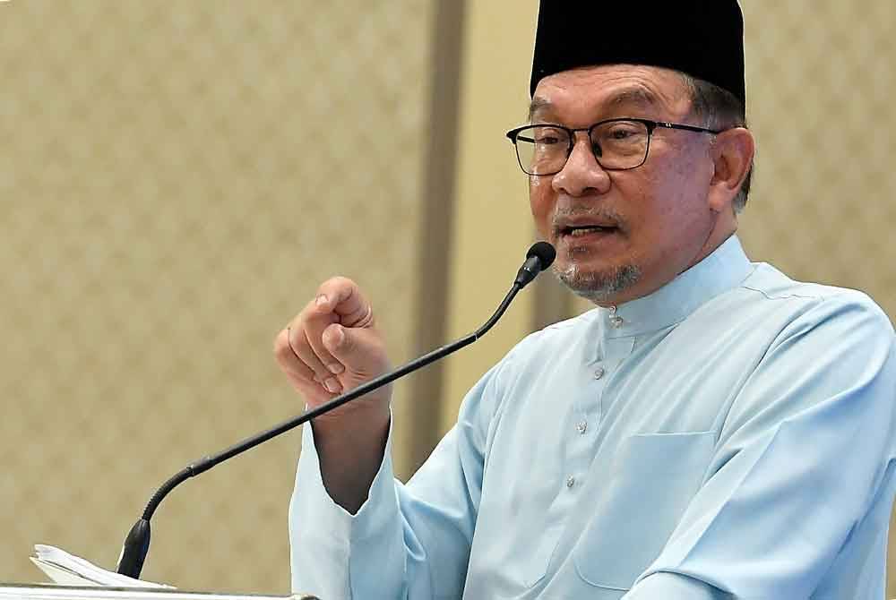 Perdana Menteri Datuk Seri Anwar Ibrahim berucap ketika hadir ke Program Seminar Penghayatan Riyadus Salihin Imam Al Nawawi di Dewan Syarahan dan Muzakarah Islam Masjid Sultan Abdul Aziz Shah, Shah Alam pada Sabtu. Foto Bernama