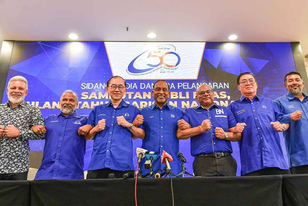 Zambry (tengah) bergambar bersama wakil-wakil parti komponen BN pada sidang media Majlis Pra Pelancaran Jubli Emas BN ke-50 di Pusat Dagangan Dunia Kuala Lumpur pada Sabtu. Foto Bernama