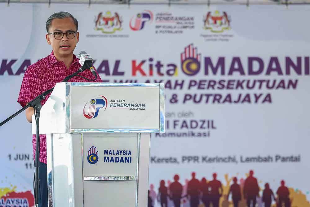 Fahmi menyampaikan ucapan pada Karnival Kita Madani peringkat Kuala Lumpur dan Putrajaya di Program Perumahan Rakyat (PPR) Kerinchi, pada Sabtu. Foto Bernama