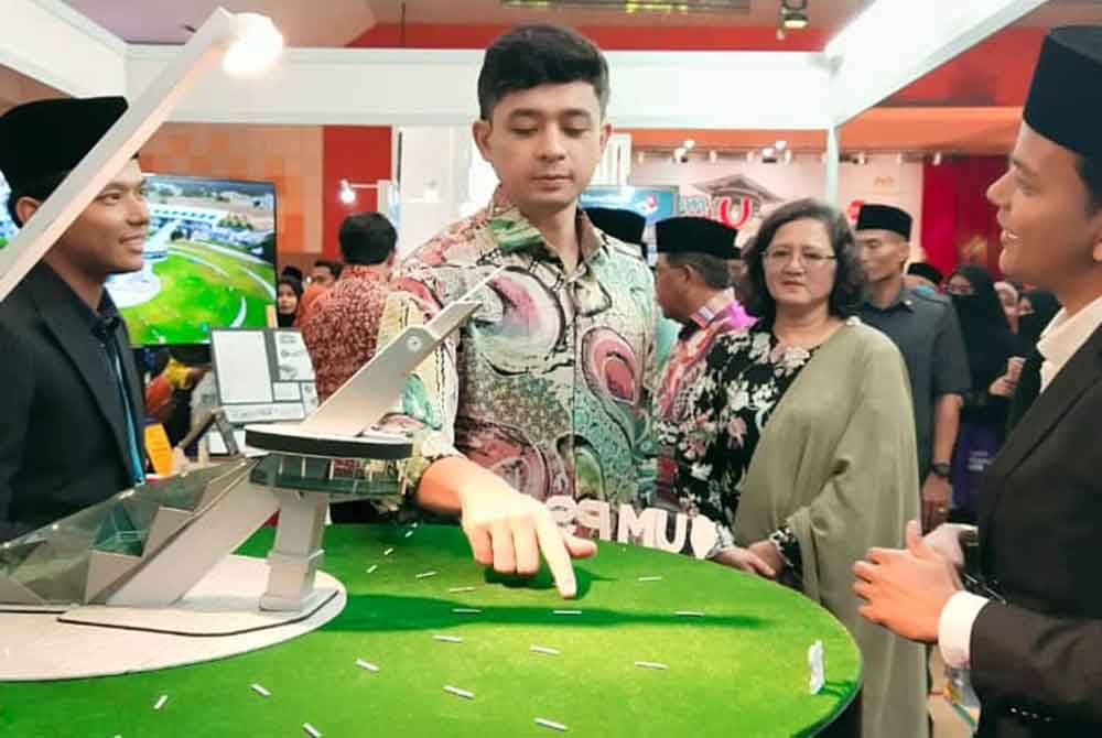 Tengku Hassanal melakukan lawatan ke reruai yang mengambil bahagian pada program Jom Masuk U 2024 Zon Timur II di Dewan Kompleks Sukan UMPSA, Kampus Gambang pada Sabtu.