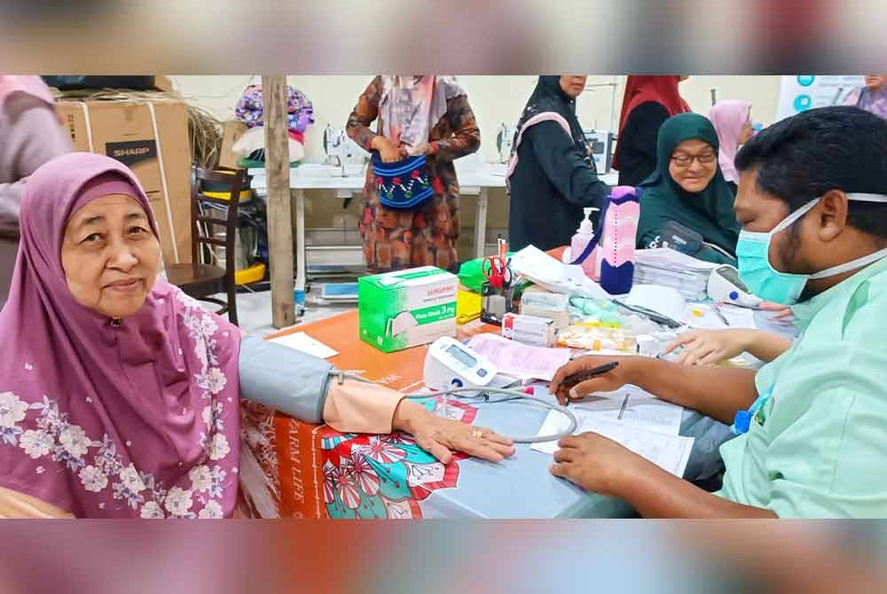 Antara warga emas yang mengambil bahagian sempena Program Kesejahteraan Warga Emas di Surau Mahabah, Pantai Teluk Mak Nik di Kemaman.