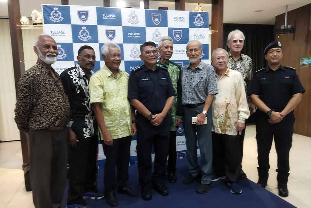 Muhammad Idzam (empat dari kiri) bergambar bersama Skuad Inspektor 1/1964, pada pada Program Reunion Skuad Inspektor 1/1964 di Pulapol Kuala Lumpur pada Sabtu.