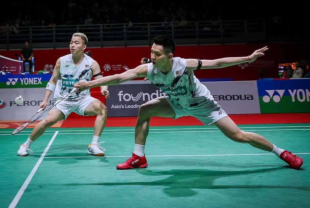 Aksi beregu lelaki negara Aaron Chia (kiri) dan Soh Wooi Yik pada pusingan kedua perlawanan Kejohanan Badminton Masters Malaysia Axiata Arena Bukit Jalil, baru-baru ini. Foto Bernama