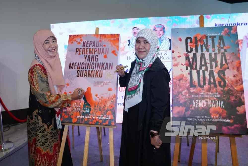 Penulis novel, Asma Nadia (kiri) dan Helvy Tiana Rosa melakukan gimik pelancaran Novel &#039;Cinta Maha Luas&#039; dan &#039;Kepada Perempuan Yang Menginginkan Suamiku&#039; di Pusat Dagangan Dunia Kuala Lumpur (WTCKL) pada Sabtu. Foto Sinar Harian-MOHD HALIM ABDUL WAHID