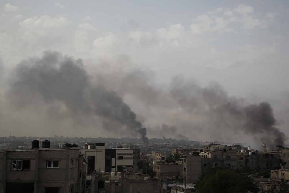 Asap mengepul di bandar Rafah di selatan Semenanjung Gaza. Foto Xinhua