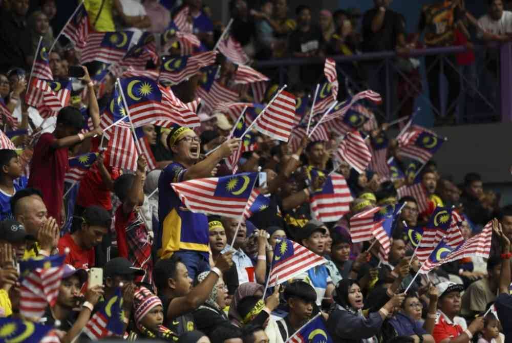 Sebahagian penonton yang menyaksikan aksi final acara beregu Piala Dunia Sepak Takraw Kuala Lumpur 2024 di Stadium Titiwangsa, Ahad lalu.