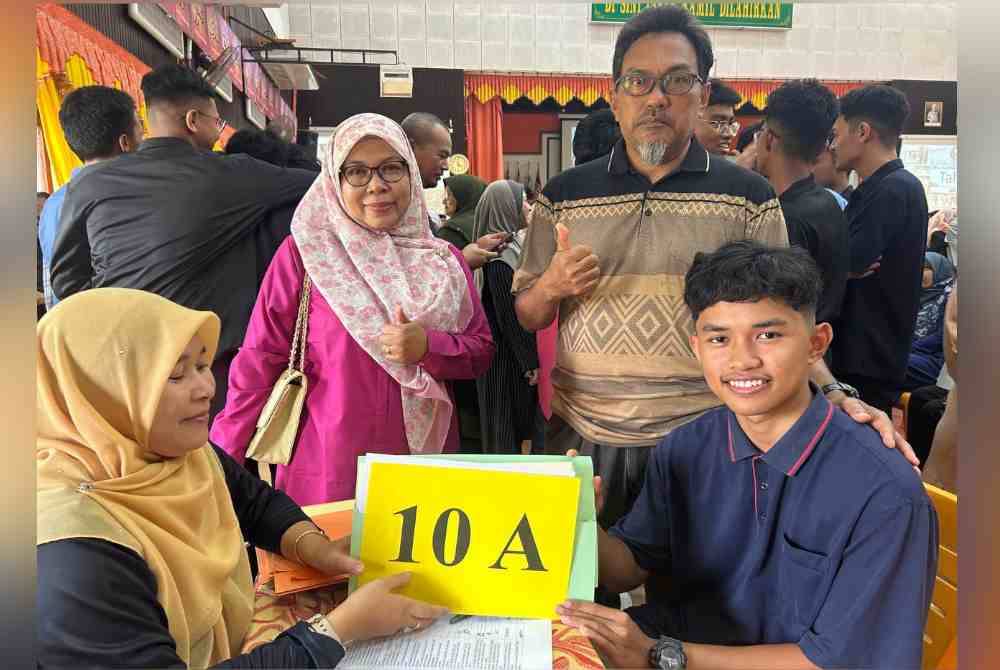 Muhammad Zarif Najmi (duduk, kanan) ketika mengambil keputusan peperiksaan SPM 2023 di sekolahnya baru-baru ini.