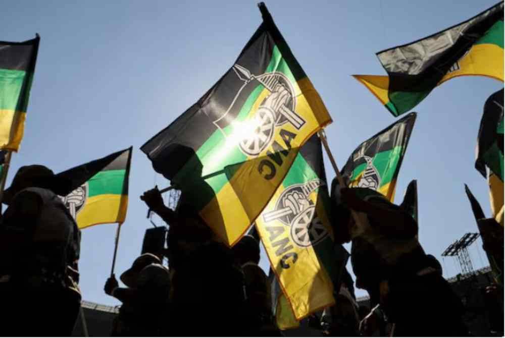 Penyokong ANC mengibarkan bendera parti semasa perhimpunan terakhir mereka menjelang pilihan raya akan datang di stadium FNB di Johannesburg, Afrika Selatan. Foto Reuters