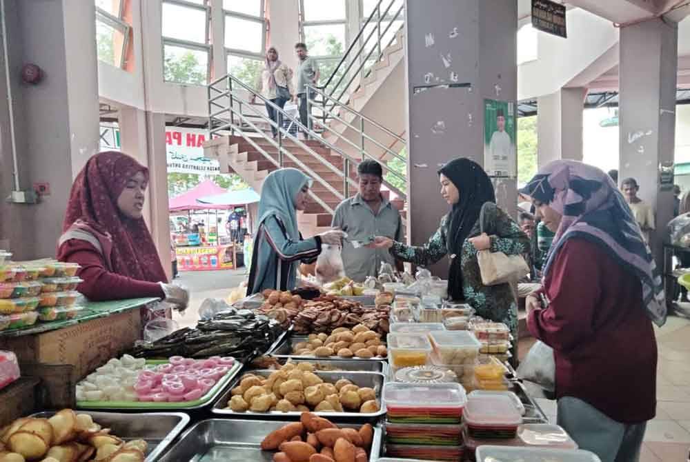 Pelbagai jenis kuih dijual sejak awal pagi di Pasar Siti Khadijah