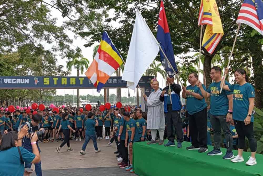 Nie Ching (kanan) ketika menyempurnakan pelepasan Larian Amal Komuniti Veg-Run di Puteri Harbour, Iskandar Puteri pada Ahad