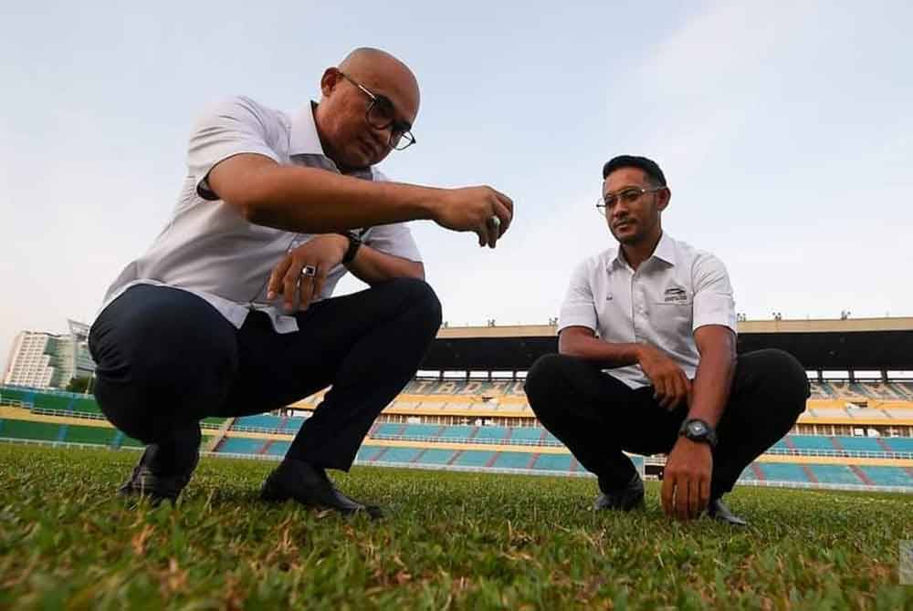 Fadzli ketika turun padang meninjau keadaan padang di Stadium Darul Makmur di sini baru-baru ini.Foto Media Pahang