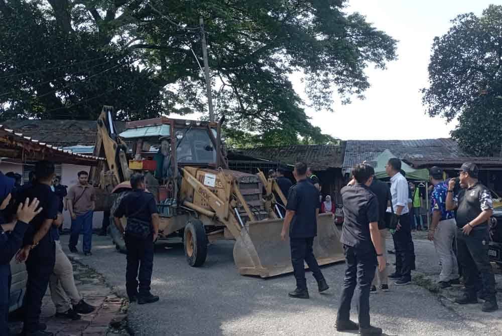 Operasi perobohan di Kampung Sri Makmur, Isnin lalu.