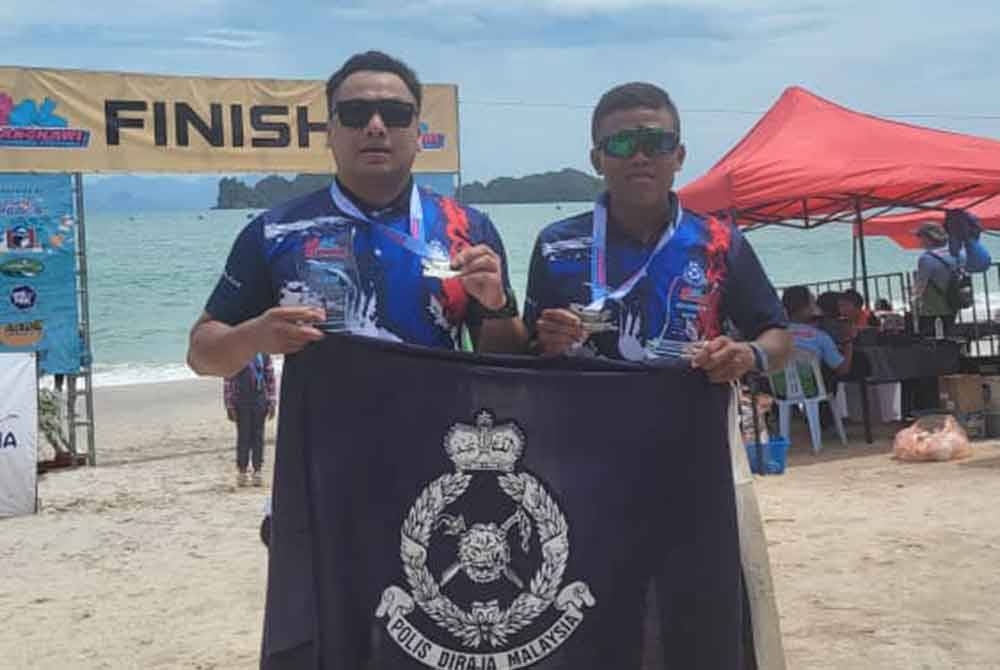 Abdul Hai (kiri) dan Muhammad Afzal menunjukkan medal kejuaraan semasa beraksi pada Kejohanan Langkawi Swimming Festival 2024, di Pantai Tanjung Rhu, Langkawi pada Ahad. Foto PDRM