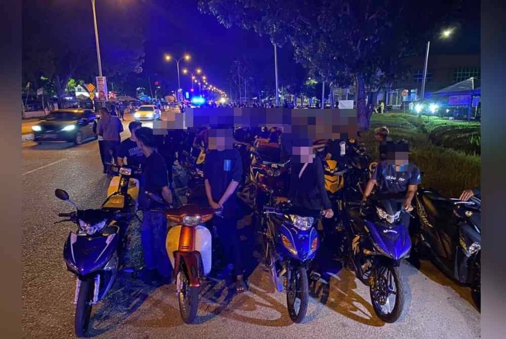 Sebahagian individu yang ditahan untuk diperiksa dalam Ops Bersepadu Samseng Jalanan di Jalan Pasir Puteh, di sini pada Ahad. Foto PDRM Ipoh