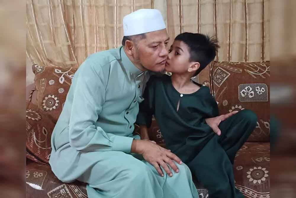 Kenangan indah Zahari menerima kucupan daripada arwah cucunya, Zayn Rayyan yang ditemukan maut di anak sungai di Damansara Damai, Petaling Jaya, Selangor pada 6 Disember 2023.Gambar fail