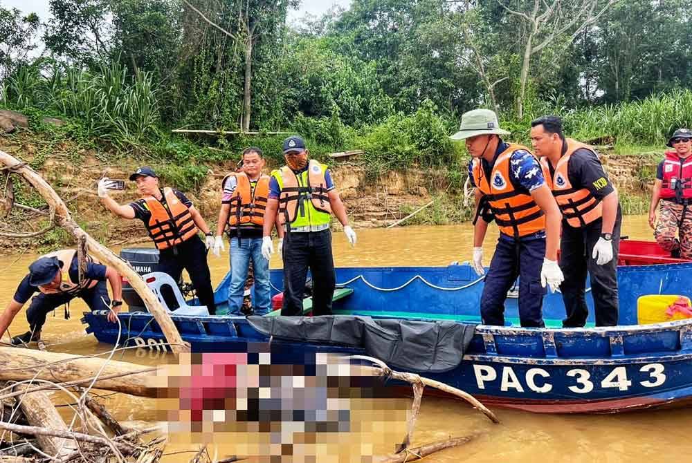 Mayat mangsa ditemukan tersangkut di celah kayu di Sungai Batu Bor. Foto ihsan PDRM