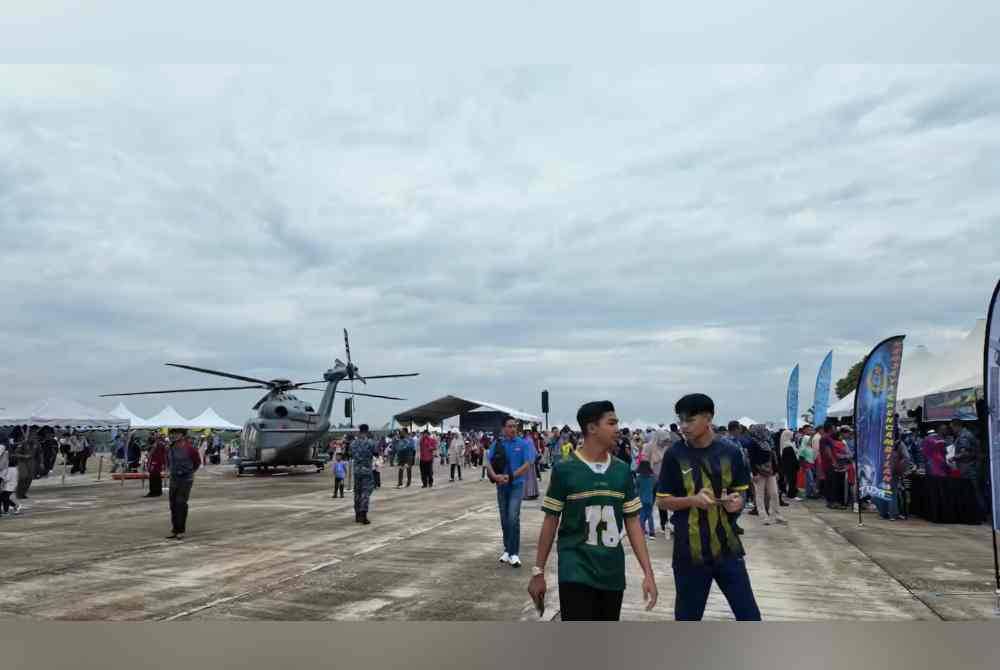 Orang ramai membanjiri Hari Terbuka sempena sambutan Hari Ulang Tahun Tentera Udara Diraja Malaysia (TUDM) Ke-66 di Pangkalan Udara Kuantan, di sini pada Ahad.