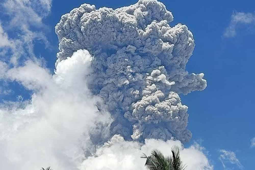 Keadaan Gunung Ibu di Pulau Halmahera Barat, wilayah Maluku Utara, yang meletus lagi dan memuntahkan awan yang mengandungi abu sehingga kira-kira tujuh kilometer dari kawah puncak utama selama kira-kira 10 minit. Foto Agensi