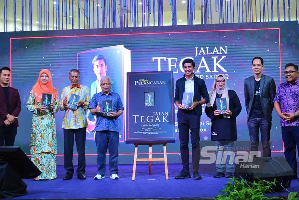 Syed Saddiq (empat dari kanan) merasmikan buku berjudul ‘Jalan Tegak’ terbitan Karangkraf diiringi Hussamuddin (empat dari kiri) ketika Majlis Pelancaran di PBAKL 2024 di WTC Kuala Lumpur pada Ahad. Foto Sinar Harian-ASRIL ASWANDI SHUKOR.