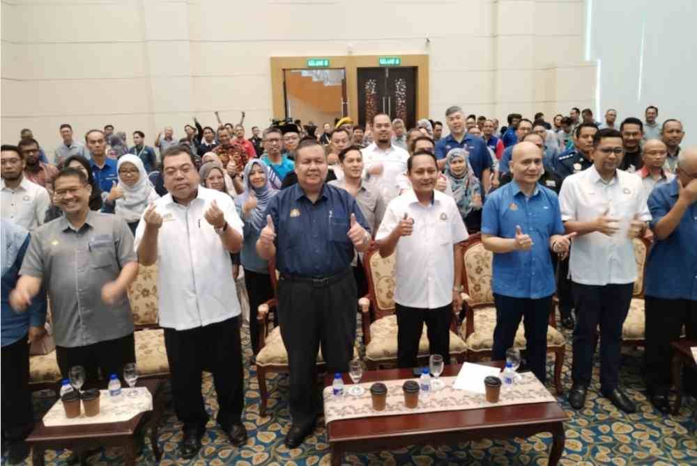 Aznan (empat dari kanan), ketika majlis penutupan program Jom Masuk U 2024 di Universiti Tun Hussein Onn Malaysia (UTHM) di sini, pada Ahad.