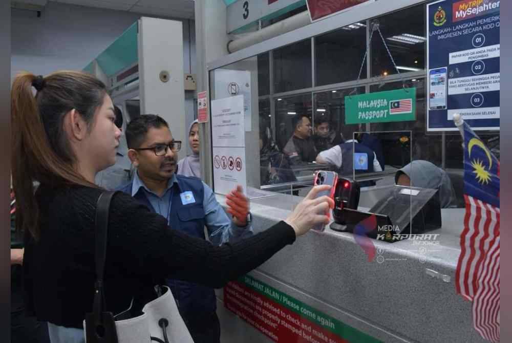 Pelaksanaan pemeriksaan oleh Jabatan Imigresen menggunakan kod QR di pintu masuk Kompleks Sultan Abu Bakar (KSAB), di Iskandar Puteri bermula pada Sabtu, berjalan lancar. - Foto Jabatan Imigresen Johor