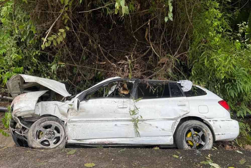 Seorang wanita yang sarat mengandung anak kembar dan suaminya maut selepas kereta dinaiki mereka dipercayai terbabas di jalan Gua Musang - Lojing, Gua Musang pada Ahad.