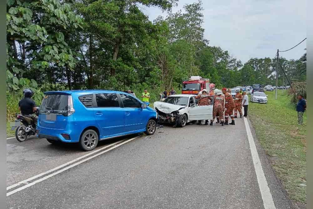 Seorang suri rumah maut manakala enam lagi cedera dalam nahas melibatkan tiga kenderaan di KM 76, Jalan Batu Pahat-Mersing di Kluang pada Ahad. Foto IPD Kluang